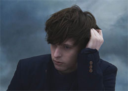 Musikalisches Wunderkind, Neuerfinder des Pop, Stimmtalent - mit gerade mal Mitte zwanzig wurden James Blake schon allerlei Komplimente zuteil; bei Auftritten gibt er sich trotz allem schüchtern und bescheiden