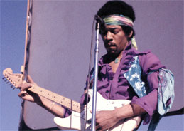 Jimi Hendrix wurde bekannt durch seine innovative Spielweise an der Gitarre